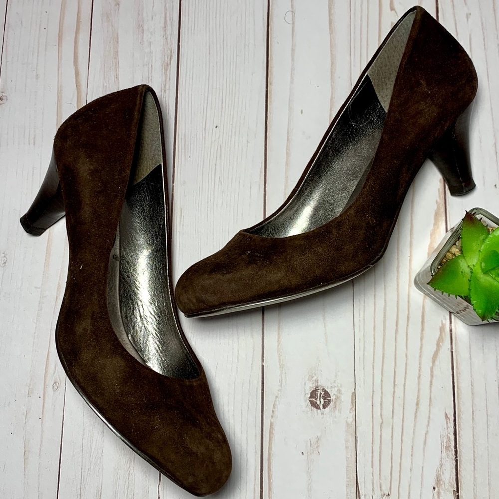 Banana Republic Brown Suede Round Toe Pumps